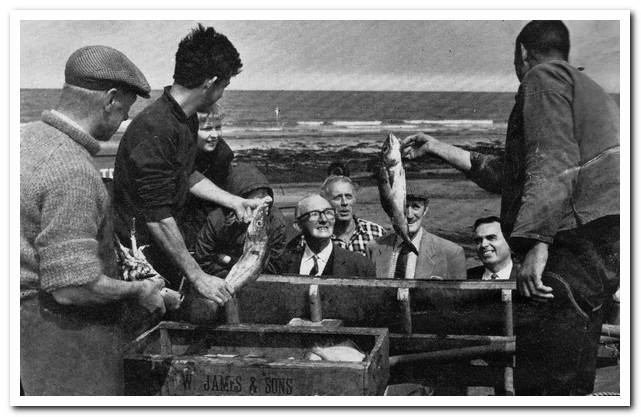 Roly Race and Crew - Redcar Fishermen 1968 - Ridkere.co.uk