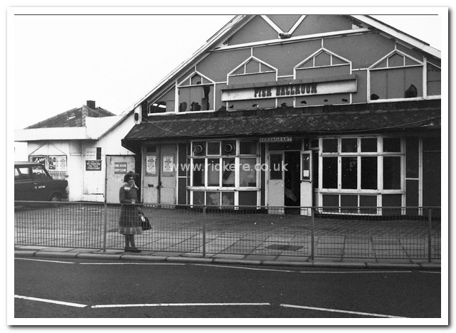 Demolition of Redcar Pier, 1980-1981