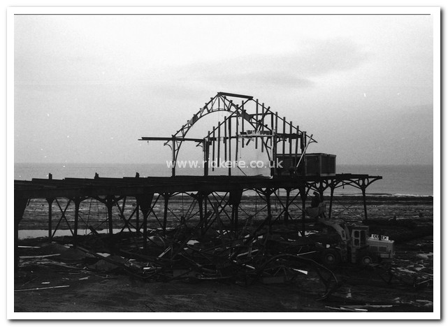 Demolition of Redcar Pier, 1980-1981